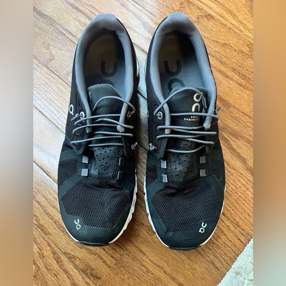 Black On Cloud running shoes Women’s size 9
